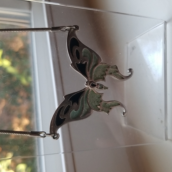 Beautiful ButterFly Necklace - Picture 1 of 2